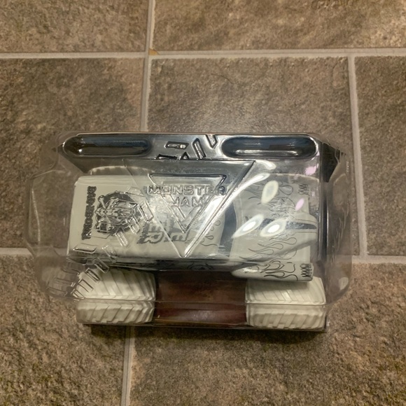 Spin Master Monster Jam WHITE GRAVE DIGGER 1/24 scale NEW 2022 release SERIES 15 - Picture 2 of 4